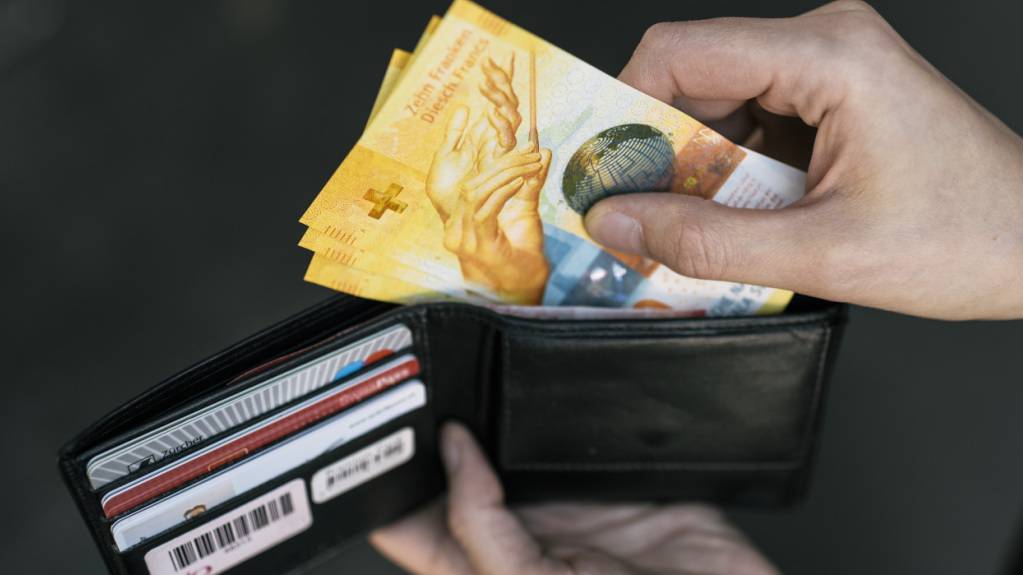 Die Arbeitnehmer in der Schweiz haben dieses Jahr im Durchschnitt eine deutliche Lohnerhöhung erhalten. Diese liegt damit über der Teuerung, womit unter dem Strich mehr Geld im Portemonnaie bleiben dürfte. (Archivbild)