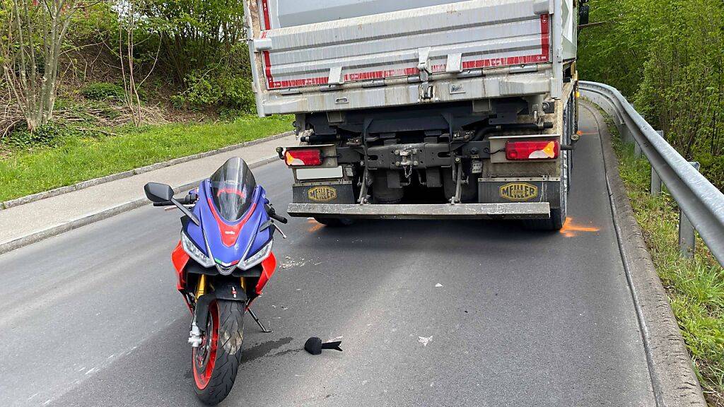 Ein Motorradfahrer prallte in Cham in einen Lastwagen.