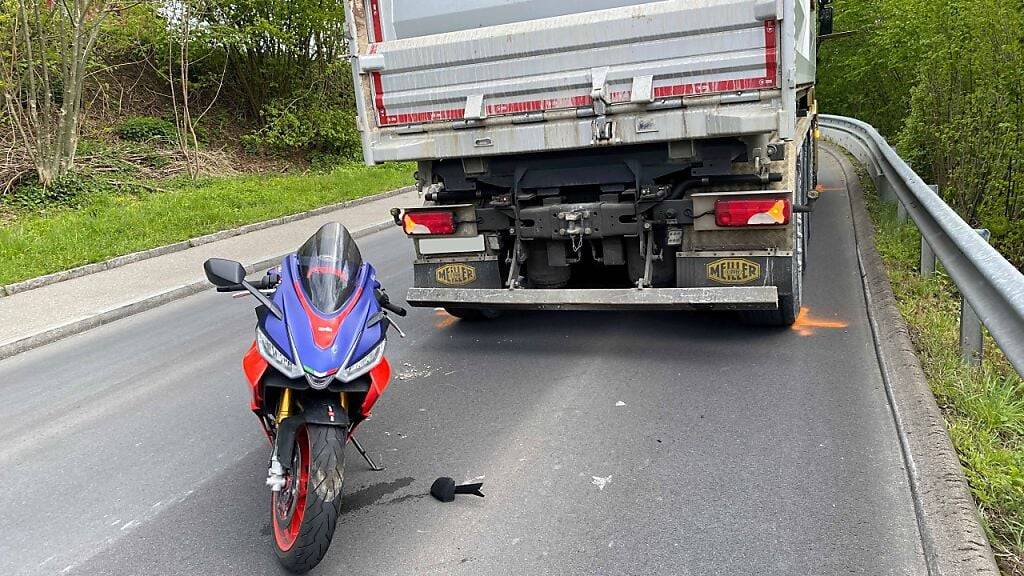Ein Motorradfahrer prallte in Cham in einen Lastwagen.