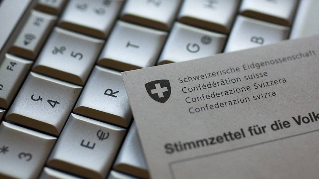 Alle Auslandschweizerinnen und Auslandschweizer sollen bis 2021 elektronisch abstimmen können. Das verlangt der Auslandschweizerrat mit einer neu lancierten Online-Petition. (Themenbild)