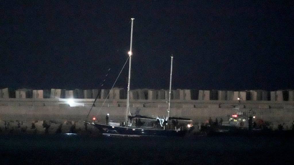 Das Segelschiff Madleen auf dem Weg nach Gaza macht sich unter Eskorte der israelischen Marine auf den Weg zum Hafen von Ashdod im Süden Israels. Foto: Leo Correa/AP/dpa