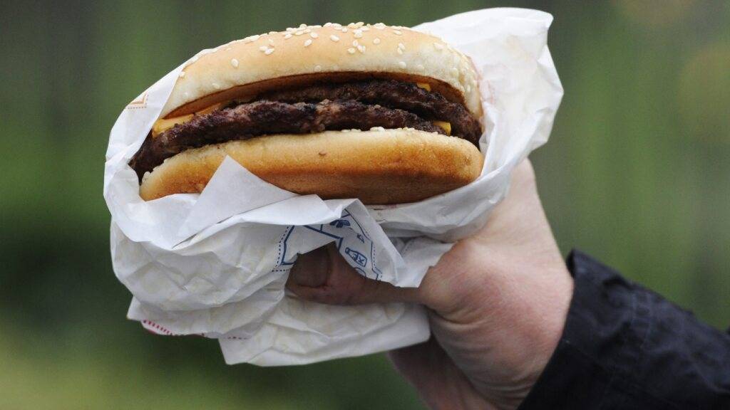 Sollte der Preis für Rindfleisch weiter steigen, könnte es zu Preiserhöhungen für die Kundschaft von Burger-King-Filialen in der Schweiz kommen. (Archivbild)