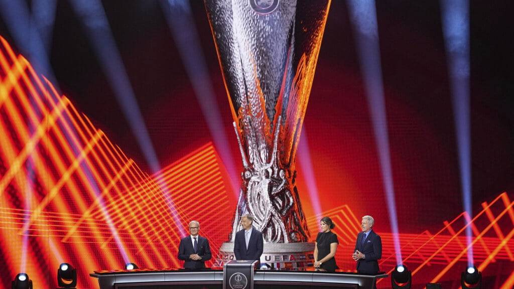Die Auslosung der Europa-League-Partien der Ligaphase in Monte Carlo wird unter anderem von Jürgen Klinsmann (2. von links) begleitet