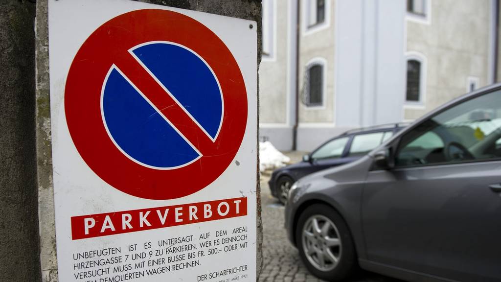 Ein Parkverbotsschild haengt in der Hirzengasse in Schwyz