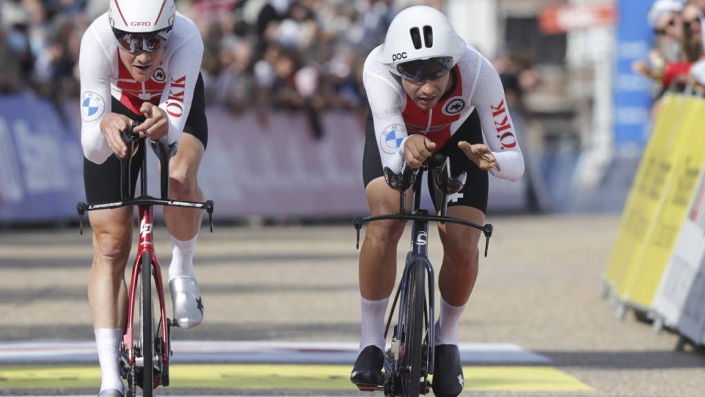 Stefan Küng (links) und Stefan Bissegger gemeinsam unterwegs im Mixed-Teamzeitfahren (Archivbild)