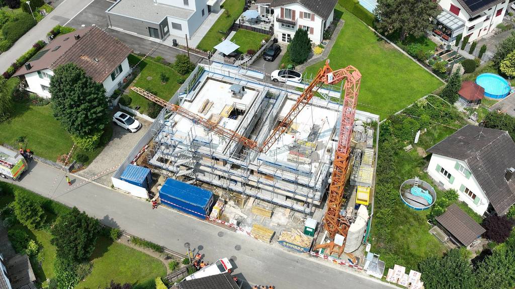 Kran stürzt auf Baustelle in Rickenbach ein und beschädigt Nachbargebäude