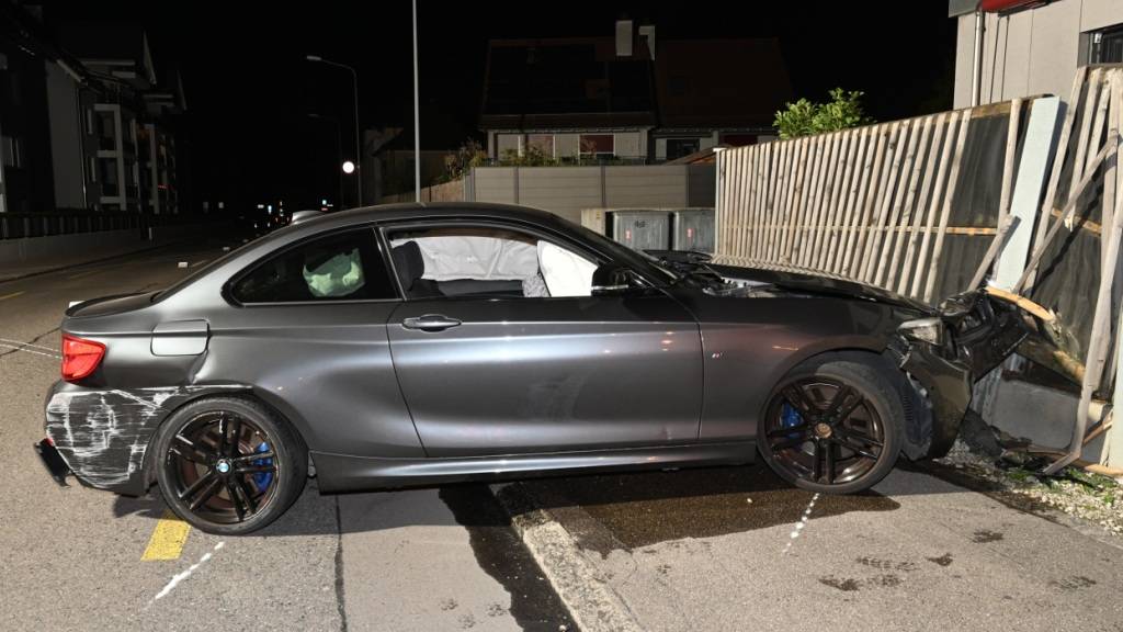 Der Raser landete in Fahrweid ZH in einem Zaun.