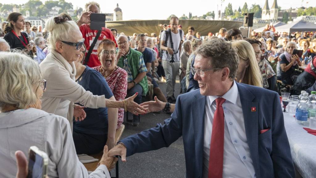 Bundesrat Albert Rösti wurde von der Festgemeinde herzlich willkommen geheissen.