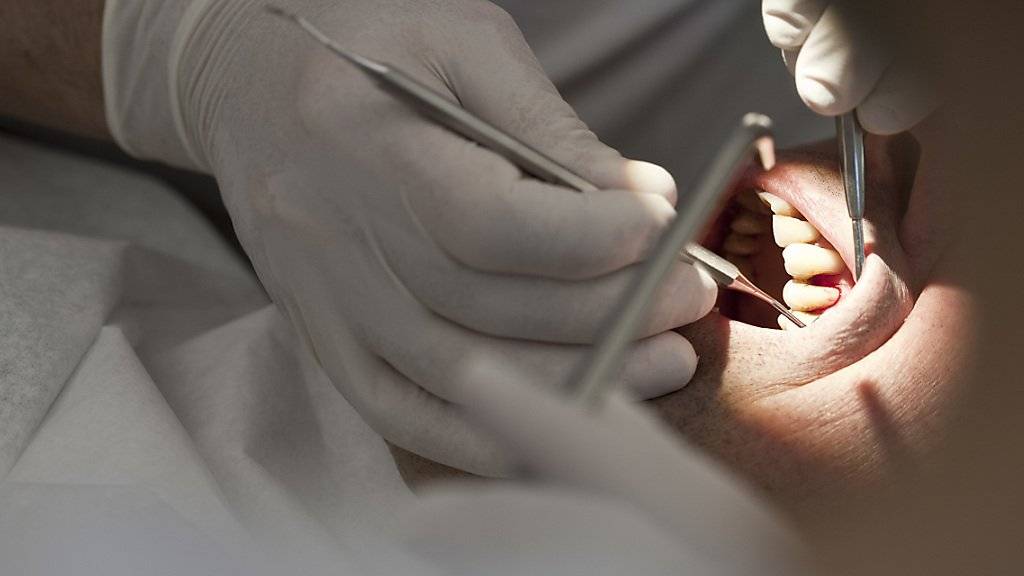 Der Zahntechniker führte Arbeiten aus, die einem Zahnarzt vorbehalten sind. (Archivbild)