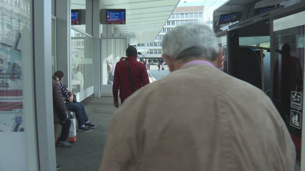 Tag des weissen Stocks – so schwierig ist es für einen Blinden am St.Galler Bahnhof