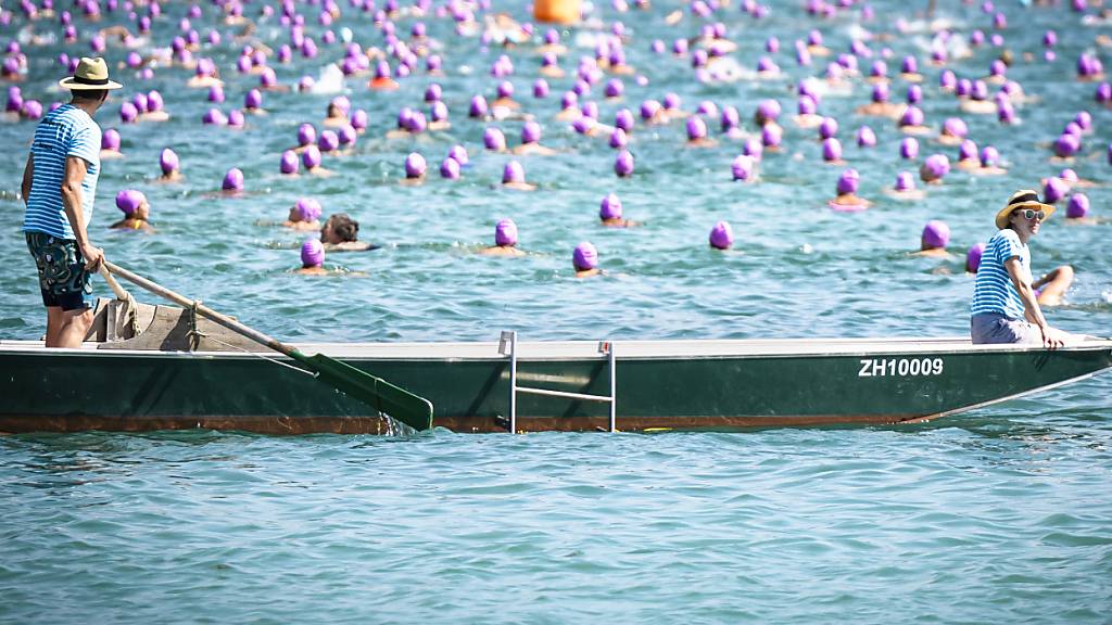 So wird es am Mittwoch im Zürichsee wieder aussehen: Wie 2023 kann die Stadtzürcher Seeüberquerung auch dieses Jahre durchgeführt werden.