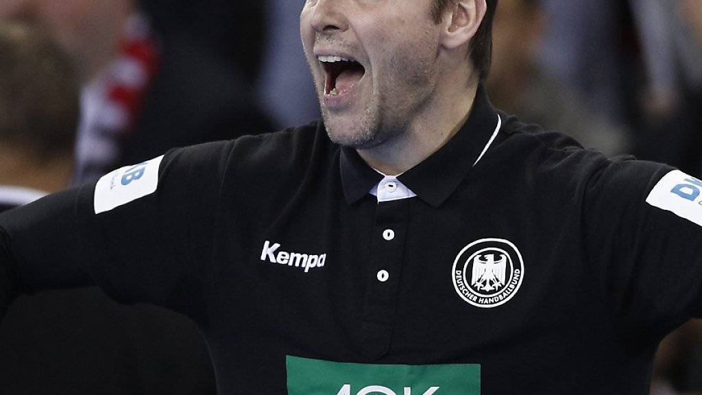 Deutschlands Trainer Dagur Sigurdsson feuert sein Team im Spitzenspiel gegen Kroatien an