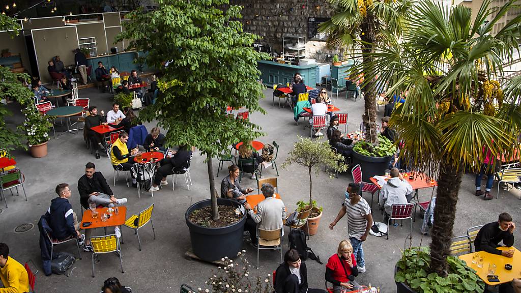 Der Bundesrat hat entschieden, die Restaurantterrassen trotz fragiler Corona-Lage wieder zu öffnen. (Archivbild von vergangenem Sommer)