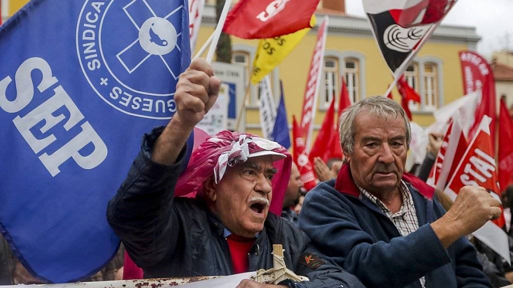 Tausende portugiesische Staatsangestellte sind in Lissabon auf die Strasse gegangen, um höhere Gehälter zu fordern. Zugleich riefen sie die sozialistische Regierung auf, die von ihr versprochene 35-Stunden-Arbeitswoche einzuführen.