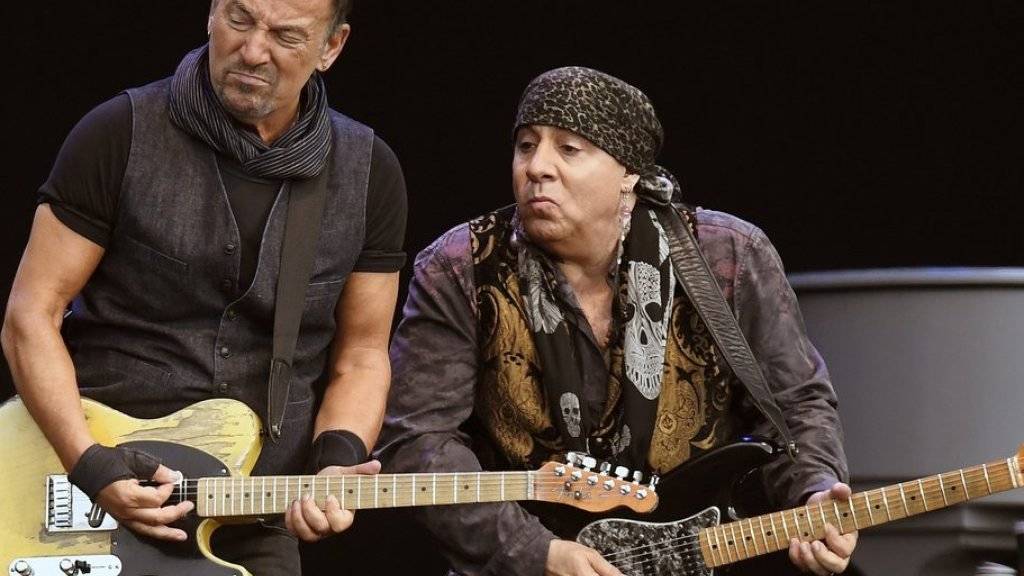 Stets zum Scherzen aufgelegt: US-Musiker Bruce Springsteen (links) und Gitarrist Steven Van Zandt beim Abschluss ihrer Europa-Tournee im Zürcher Letzigrund.