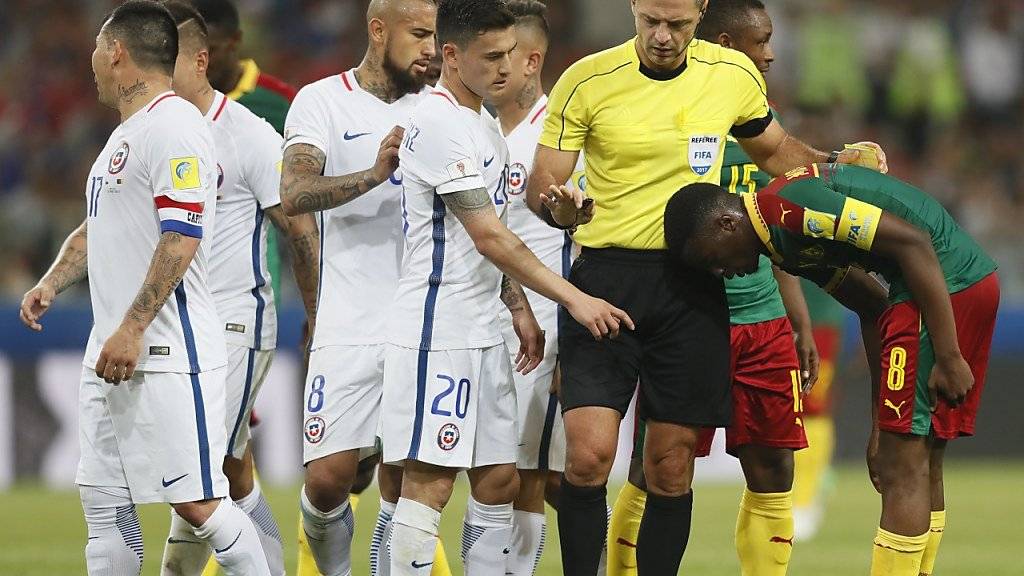 Referee Damir Skomina griff bei Chile - Kamerun zweimal auf den Videobeweis zurück