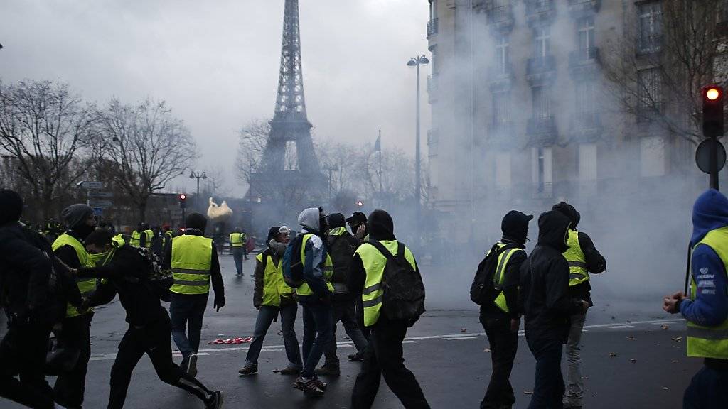 Der französische Premierminister Edouard Philippe will nach den jüngsten Ausschreitungen in Paris  Gespräche mit den Demonstranten der Gelbwesten-Bewegung führen.