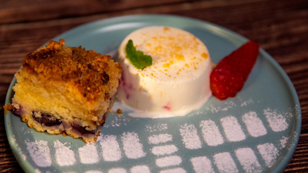 Streuselkuchen mit Beeren und Sauerrahm-Glacé