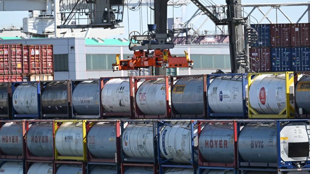 Container stapeln sich im Hafen der deutschen Stadt Duisburg. (Archivbild)