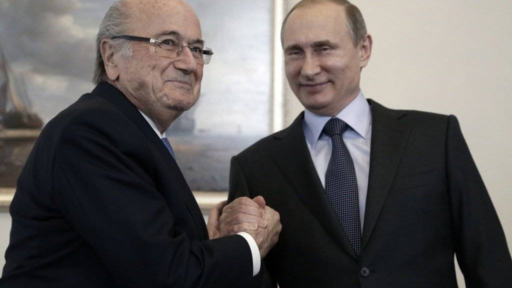 Wladimir Putin und Joseph Blatter am 25. Juli 2015 in St. Petersburg. (Archiv)