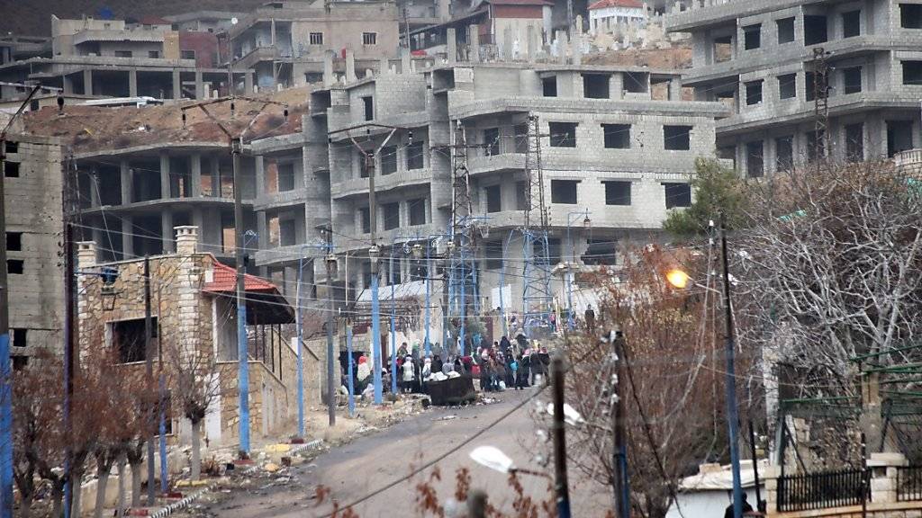Blick auf die belagerte Stadt Madaja in der Nähe von Damaskus. Madaja sowie drei weitere belagerte Städte sollen in den nächsten Tagen evakuiert werden. (Archiv)