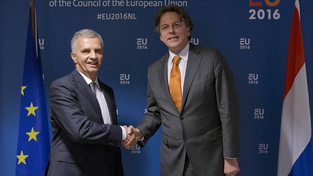 Aussenminister Didier Burkhalter und sein niederländischer Amtskollege Bert Koenders  (rechts) trafen sich zu Gesprächen in Den Haag. Die Niederlande haben für sechs Monate den Vorsitz innerhalb der EU.