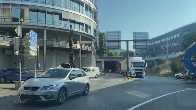 Eingeklemmt: Ein Lastwagen verschätzt sich in Brugg mit einer Brücke