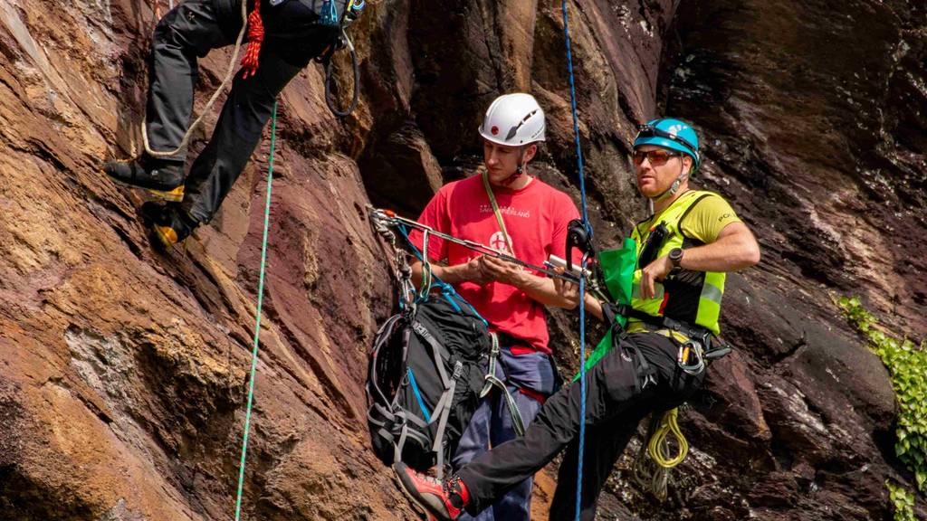 In Mels übte das Alpinkader der Kantonspolizei St.Gallen den Ernstfall direkt am Berg. (Foto:Kapo SG)