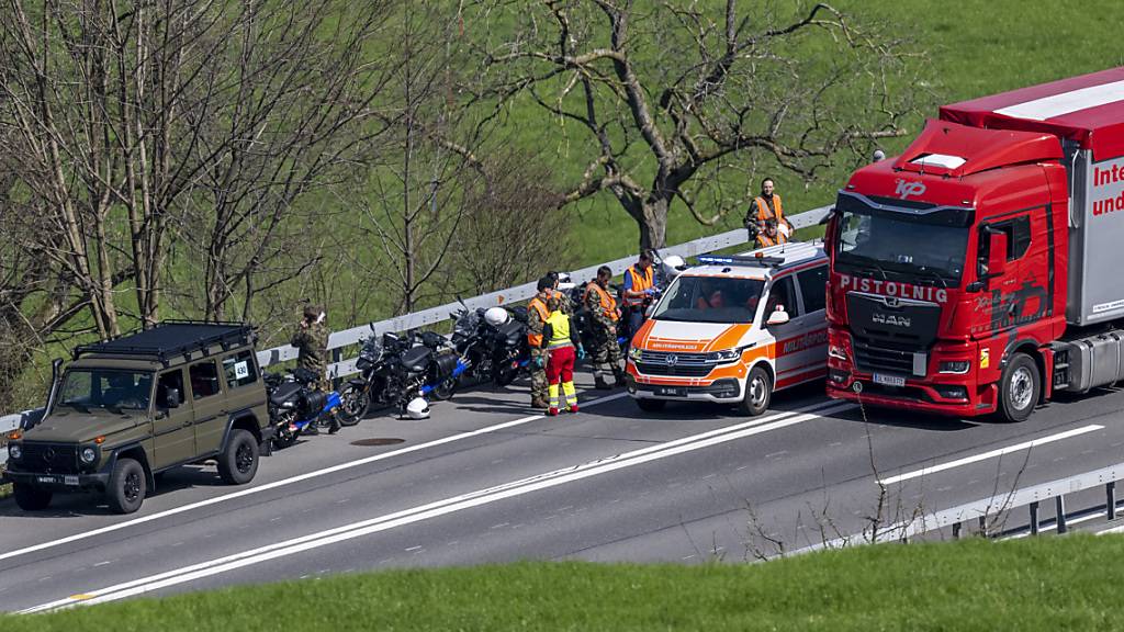 Ein Rekrut der Schweizer Armee ist bei einem Selbstunfall mit einem Motorrad auf der Autobahn A2 bei Buochs NW gestorben.