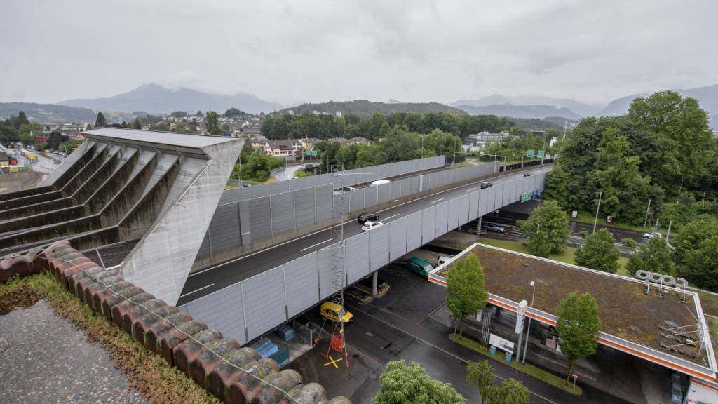 Im Sonnenbergtunnel, hier das Portal in Kriens LU, ereignete sich am Dienstagmorgen ein Auffahrunfall. (Archivbild)
