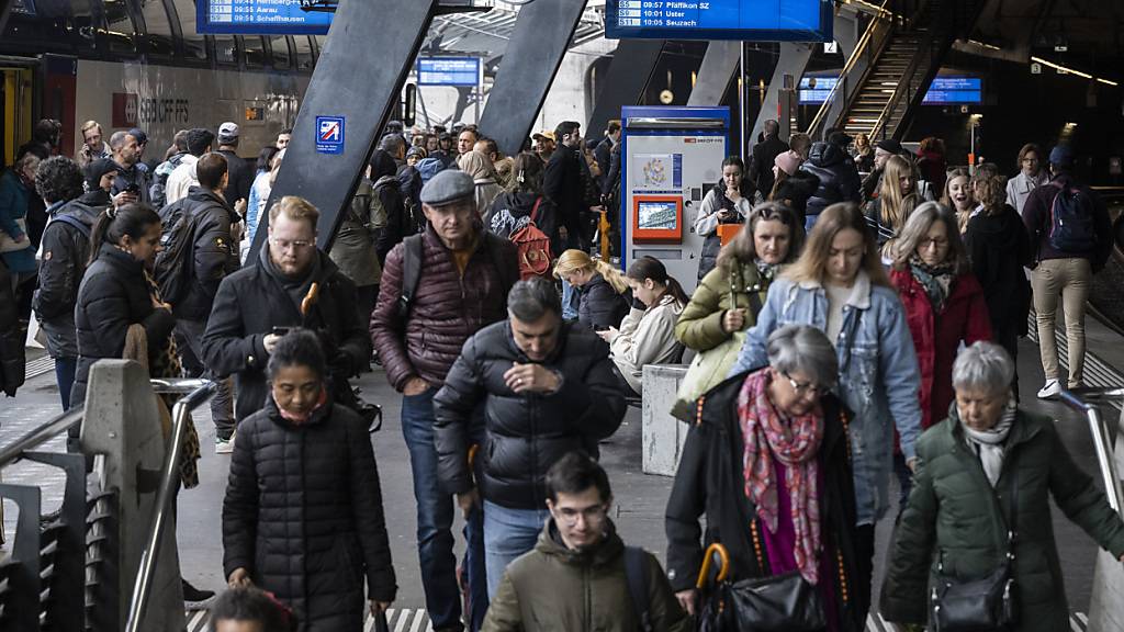 Statt Gedränge soll es am Stadelhofen künftig Pendlerinnen und Pendler auf Rollbändern geben. Die Stadt träumt von einem Fussgängertunnel in Richtung Kunsthaus.