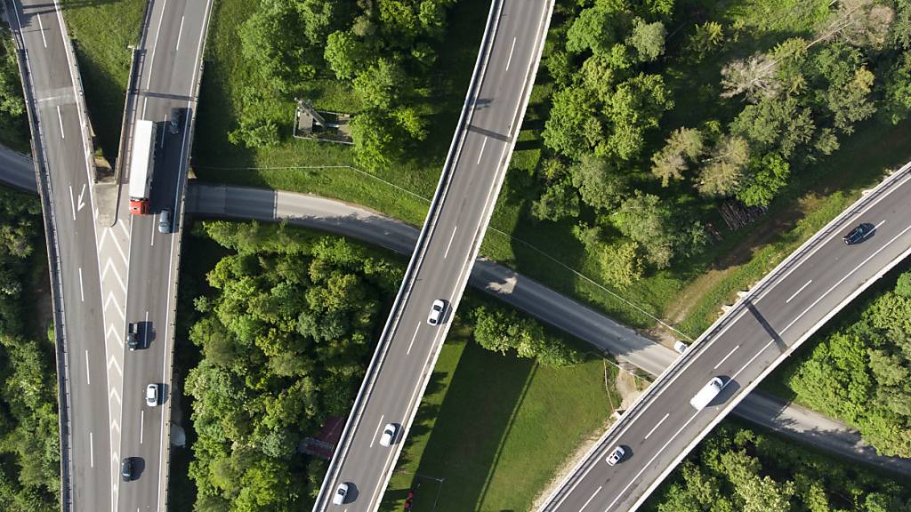 Gemäss einem Beschluss des Parlaments sollen insgesamt sechs Autobahnabschnitte in den nächsten Jahren für insgesamt 4,9 Milliarden Franken ausgebaut werden. (Archivbild)