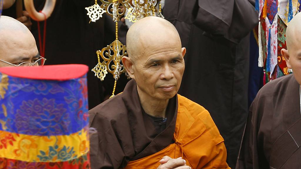 ARCHIV - Der vietnamesische Zen-Meister Thich Nhat Hanh bei einer großen Gesangszeremonie in Ho-Chi-Minh-Stadt, Vietnam. (Archivbild) Foto: Uncredited/AP/dpa