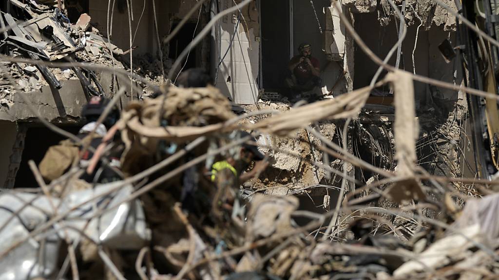 Rettungskräfte beseitigen die Trümmer des israelischen Angriffs vom Freitag in einem südlichen Vorort von Beirut Wache. Foto: Bilal Hussein/AP/dpa