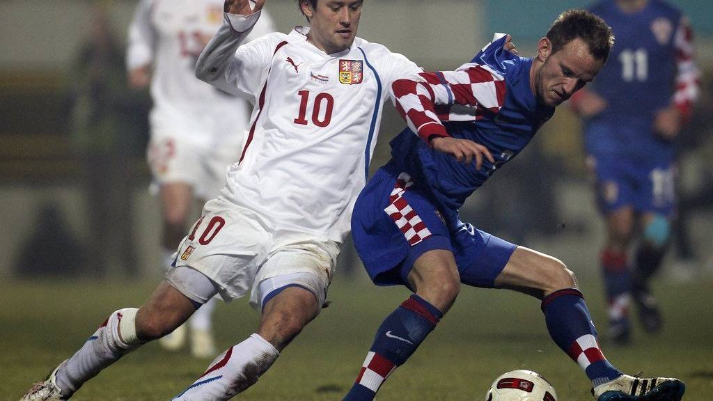 Der Tscheche Tomas Rosicky, links, wird vom Kroaten Ivan Rakitic herausgefordert.