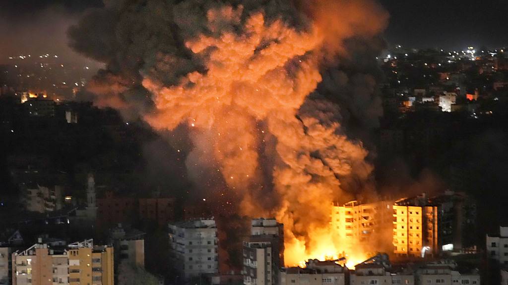 dpatopbilder - Flammen und Rauch steigen aus Gebäuden auf, die von israelischen Luftangriffen in einem südlichen Vorort von Beirut getroffen wurden. Foto: Hussein Malla/AP/dpa