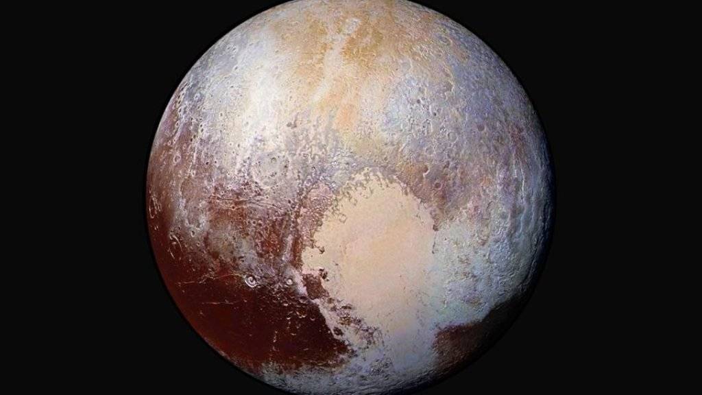 Ein farbverstärktes Bild von Pluto, das die NASA-Sonde «New Horizons» aufgenommen hat, zeigt die unterschiedlichen Farben und Oberflächen-Beschaffenheit des Zwergplaneten. (Foto: Handout)