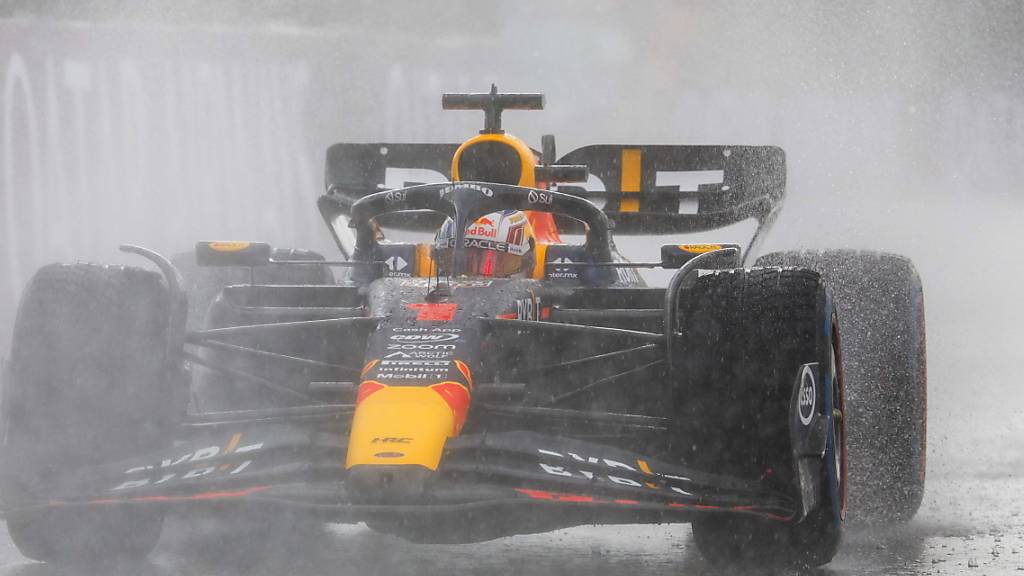 Max Verstappen trotzt im Heim-Grand-Prix dem Regen und baut seine Siegesserie aus