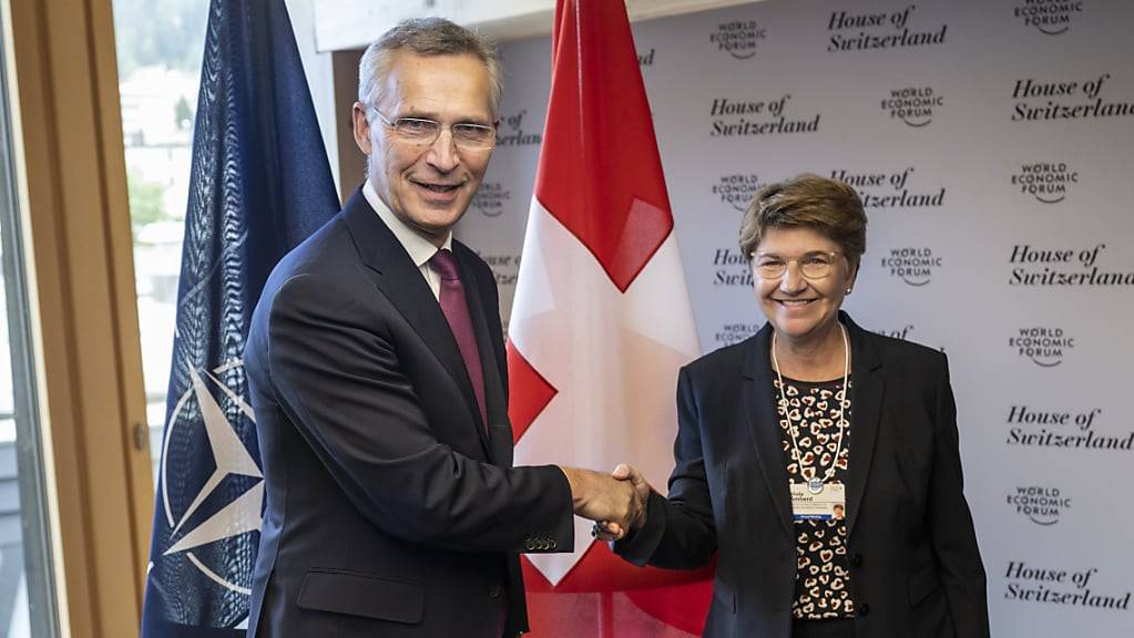 Die Schweiz soll sich laut dem Bundesrat der Nato annähern. Im Bild zu sehen sind Nato-Generalsekretär Jens Stoltenberg und Verteidigungsministerin Viola Amherd am Rande des WEF im Mai 2022.