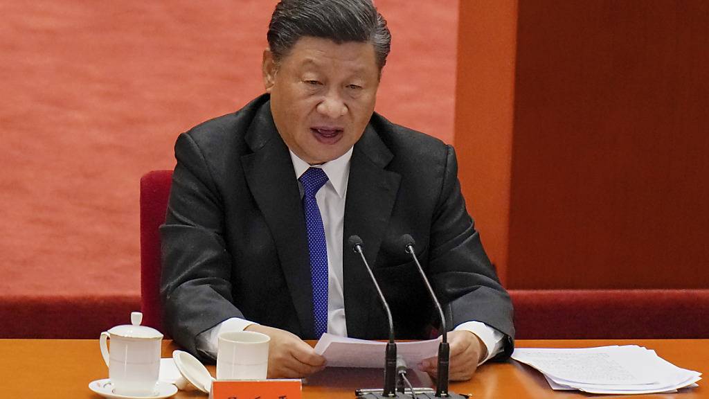 Xi Jinping, Präsident von China, hält eine Rede bei einer Veranstaltung zum 110. Jahrestag der Xinhai-Revolution in der Großen Halle des Volkes in Peking. Foto: Andy Wong/AP/dpa