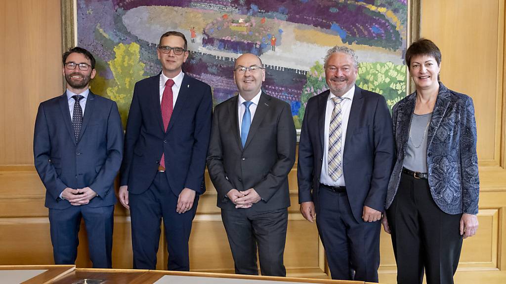 Der neu zusammengesetzte Glarner Regierungsrat posiert im Regierungszimmer. Von links: Thomas Tschudi (SVP), Markus Heer (SP), Kaspar Becker (Mitte), Andrea Bettiga (FDP) und Marianne Lienhard (SVP). (Archivbild)