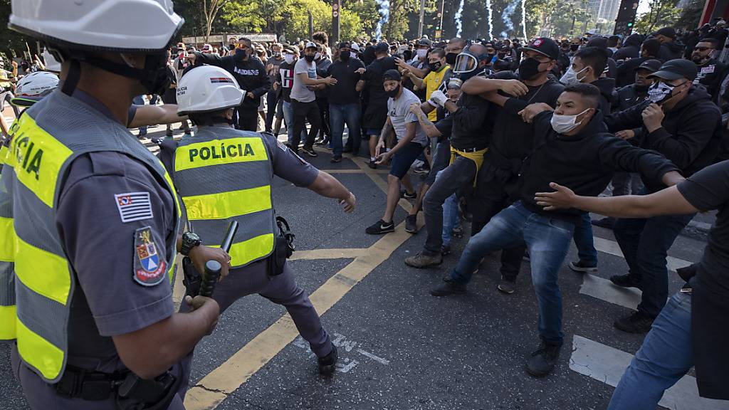 In São Paulo setzte die Polizei Tränengas gegen Regierungsgegner ein, um sie zu vertreiben.