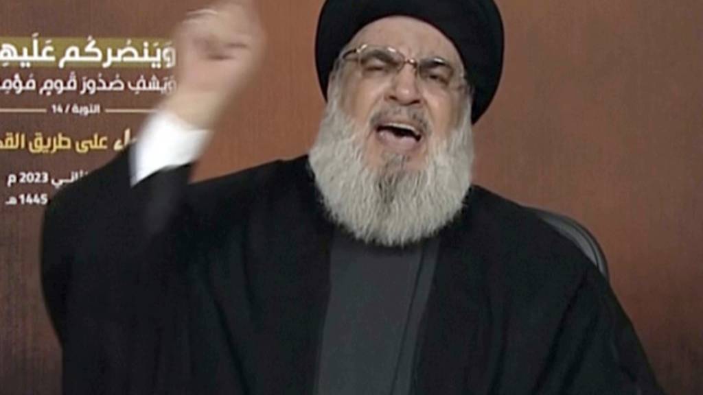 Hisbollah-Führer Sayyed Hassan Nasrallah spricht über eine Videoverbindung während einer Kundgebung in Beirut. Nasrallahs Rede war in der gesamten Region als Zeichen dafür erwartet worden, ob sich der Konflikt zwischen Israel und der Hamas zu einem regionalen Krieg ausweiten würde. Foto: Uncredited/Al Manar TV via AP/dpa