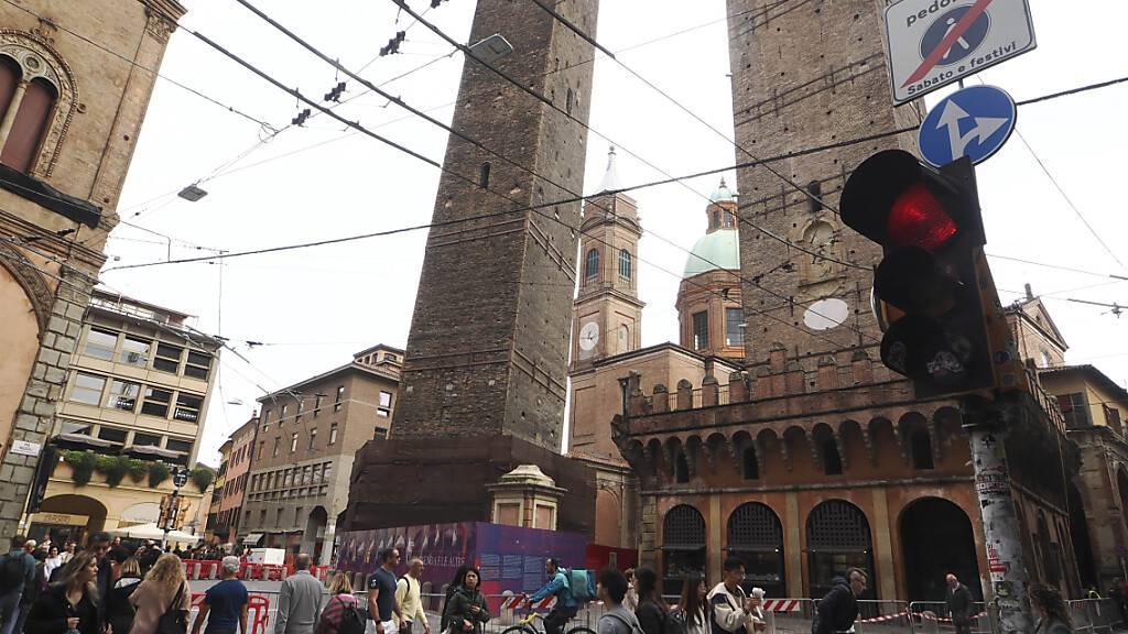 Der mittelalterliche Turm Garisenda (l.) in der Innenstadt von Bologna. Foto: Michele Nucci/LaPresse/AP/dpa