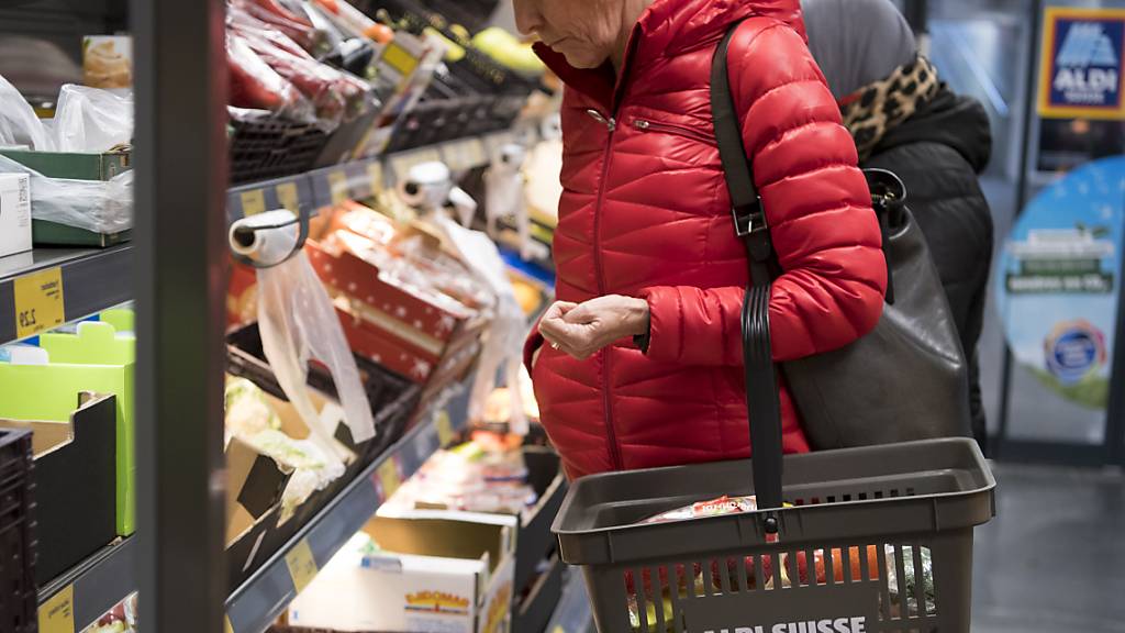 Eine Frau kauft Lebensmittel ein: Kauft man bewusst ein, sollte man der Wahl vertrauen. Gedankenlos getroffene Entscheidungen sollten Forschenden zufolge hingegen eher hinterfragt werden. (Themenbild)