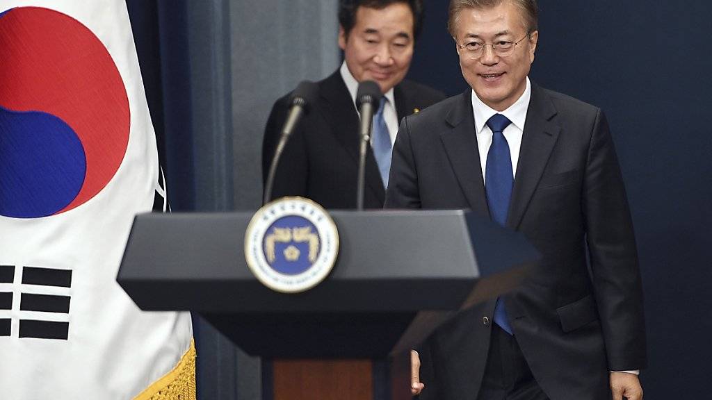 Südkoreas neu gewählter Präsident Moon Jae In (rechts) stellt den Nominierten für das Amt des Ministerpräsidenten vor, Lee Nak Yon (links hinter Moon).
