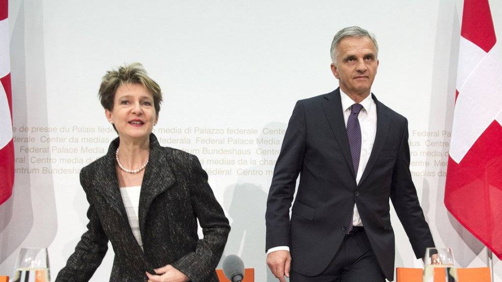 Bundespräsidentin Simonetta Sommaruga und Bundesrat Didier Burkhalter äussern sich an einer Medienkonferenz am Freitag in Bern zur Umsetzung der neuen Verfassungsbestimmung über die Zuwanderung.
