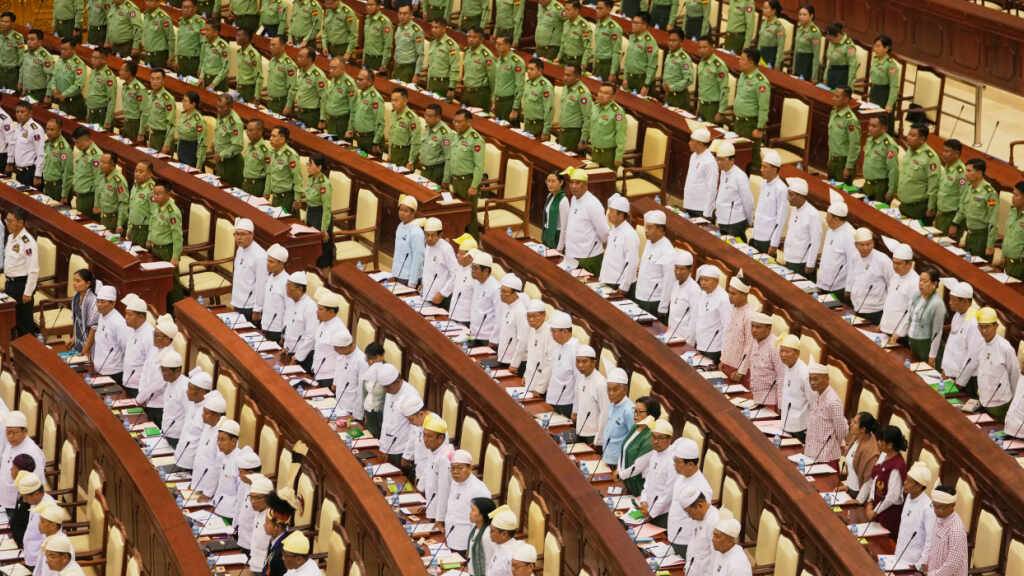 Myanmars Militärvertreter und Gesetzgeber legen während einer Parlamentssitzung im Unterhaus in Naypyitaw, Myanmar, ihren Eid ab. Foto: Aung Shine Oo/AP/dpa