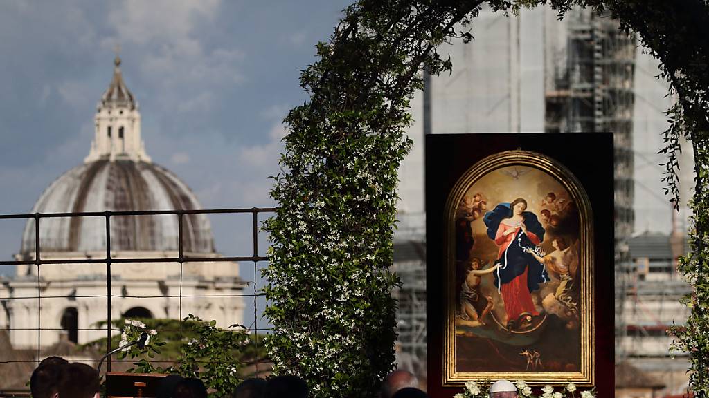 Papst Franziskus leitet die  Rosenkranz-Gebete vor der Kopie des Gnadenbildes «Maria Knotenlöserin» in den Vatikanischen Gärten am letzten Tag des weltweiten Rosenkranz-Gebetsmarathons, den er sich im Monat Mai 2021 für ein Ende der Corona-Pandemie gewünscht hatte. Foto: Evandro Inetti/ZUMA Wire/dpa