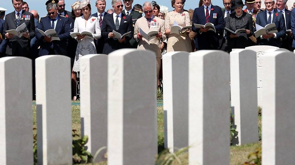 Teilnehmer der Gedenkfeier an den 100. Jahrestag des Beginns der Flandernschlacht auf dem Soldatenfriedhof Tyne Cot nahe bei Ypern.